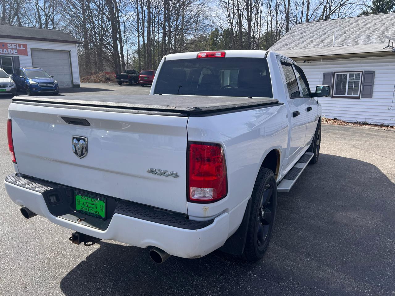 RAM 1500 4WD Crew Cab 140.5" Express 2015