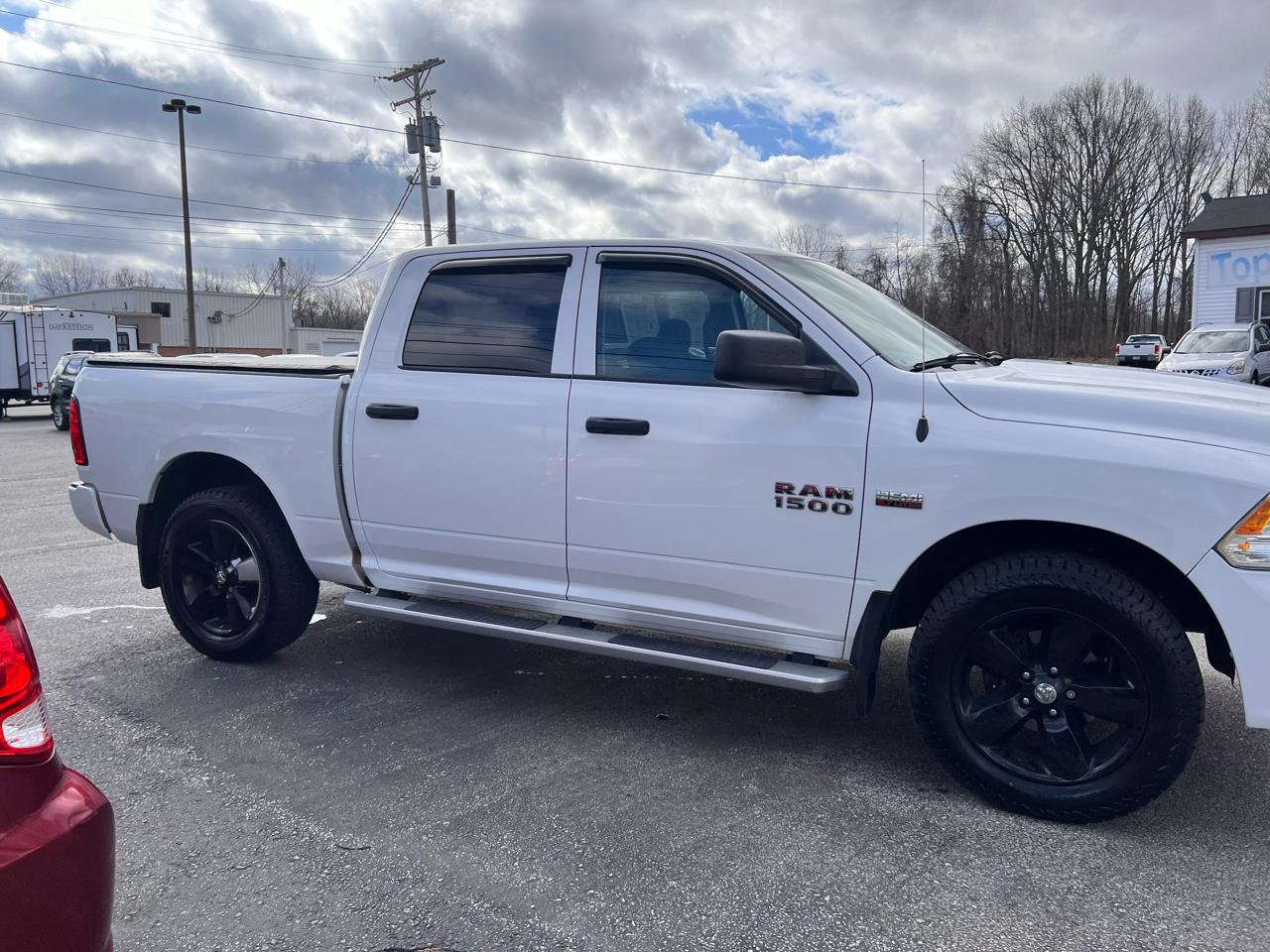 RAM 1500 4WD Crew Cab 140.5" Express 2015