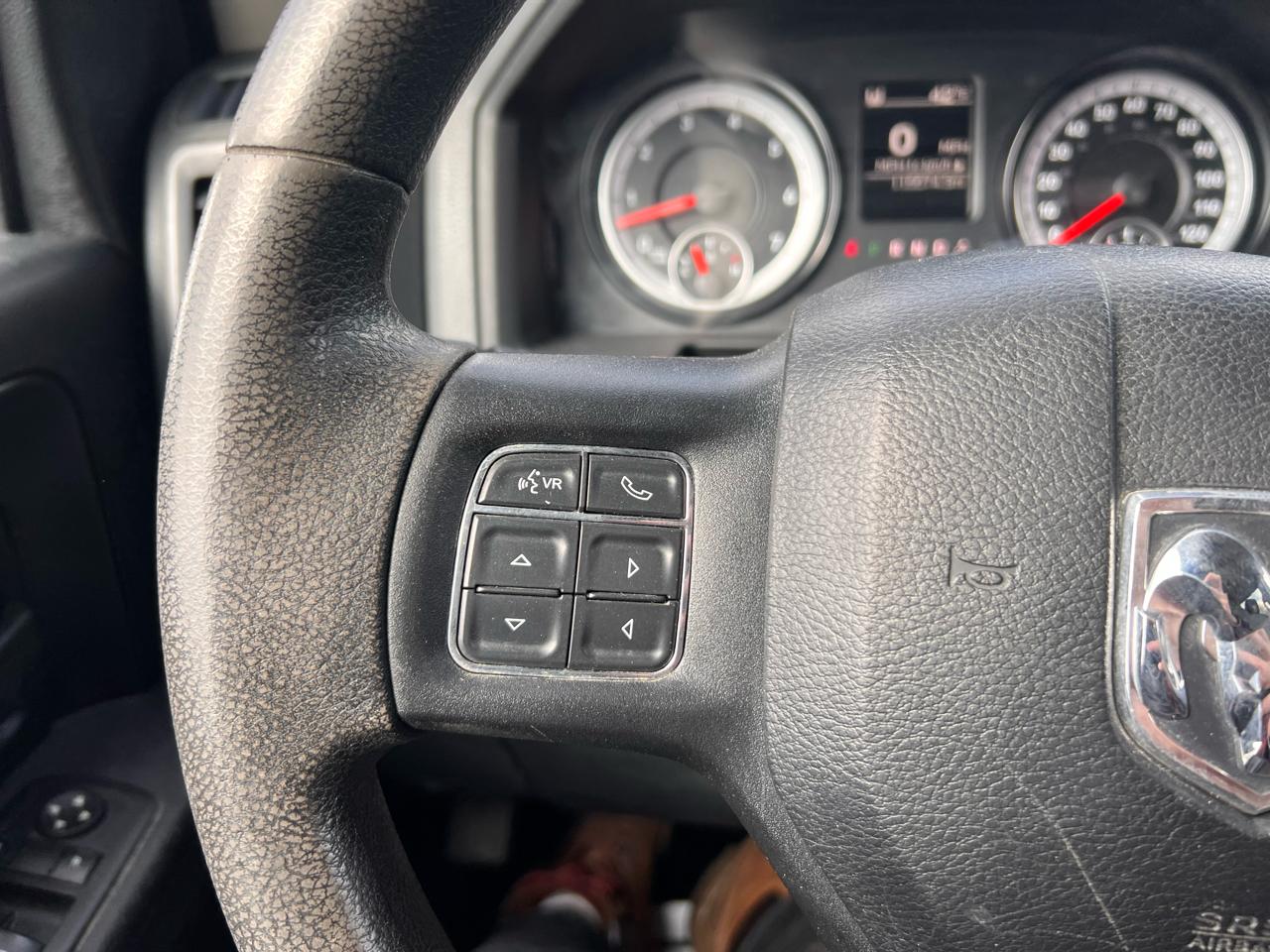 RAM 1500 4WD Crew Cab 140.5" Express 2015