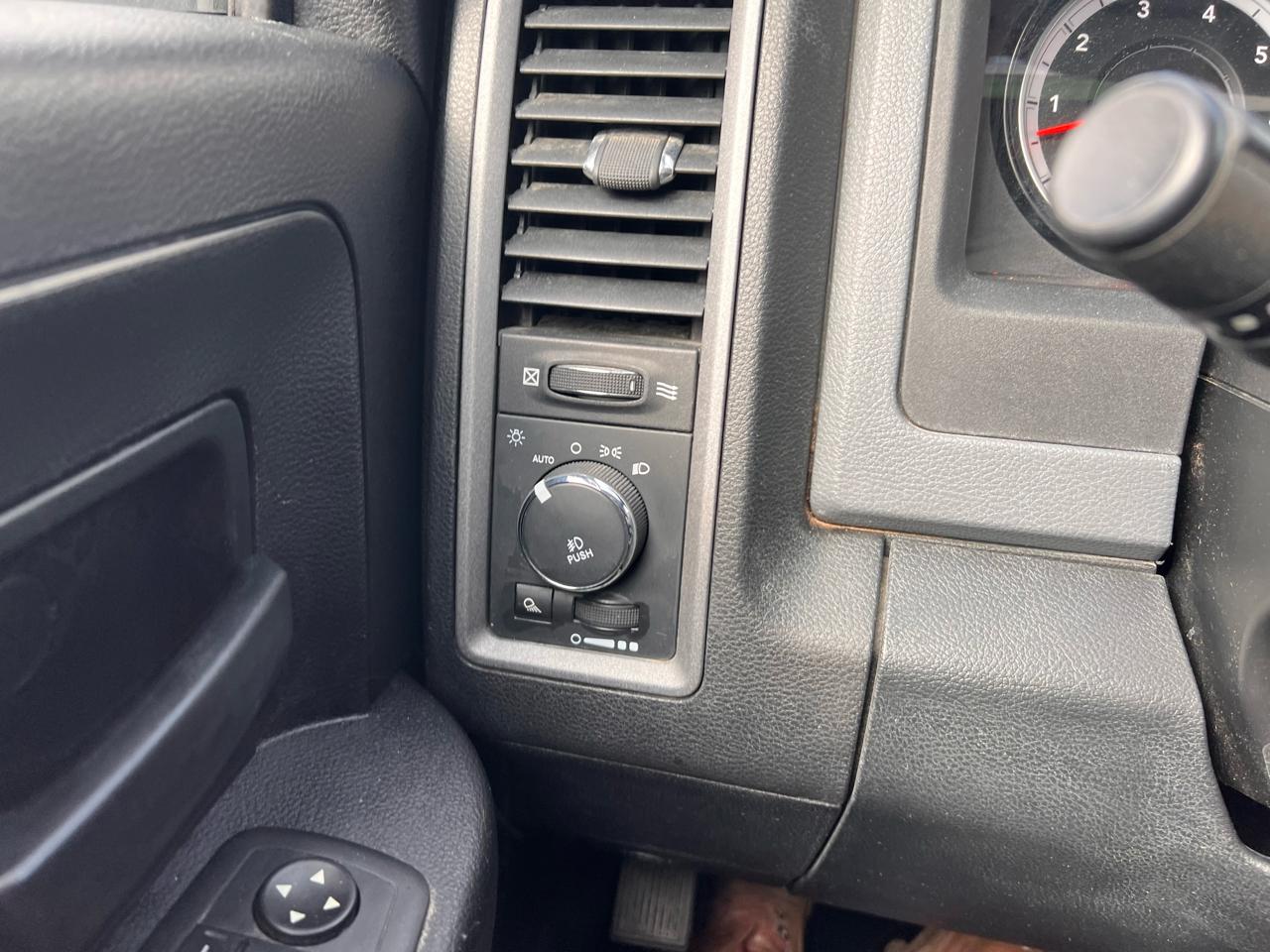 RAM 1500 4WD Crew Cab 140.5" Express 2015