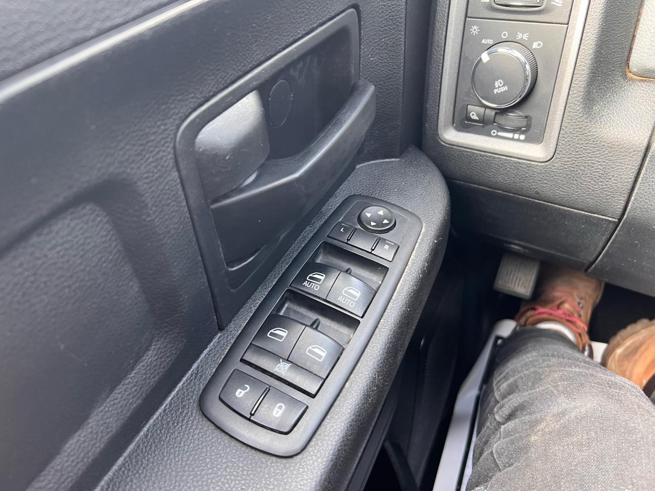 RAM 1500 4WD Crew Cab 140.5" Express 2015