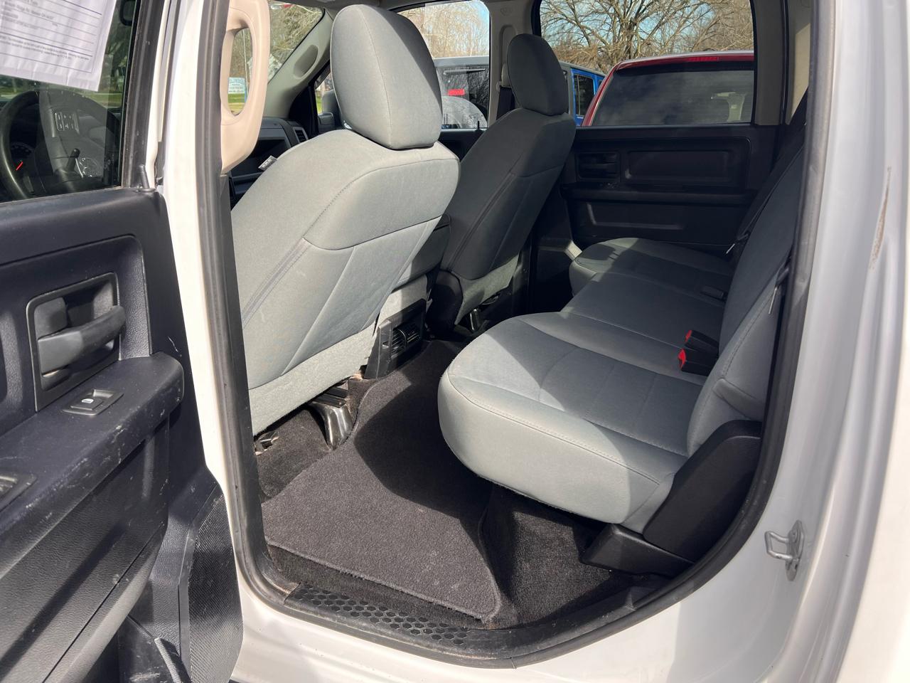 RAM 1500 4WD Crew Cab 140.5" Express 2015