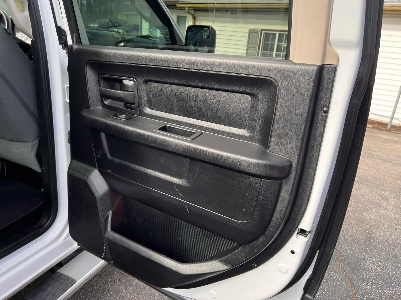 RAM 1500 4WD Crew Cab 140.5" Express 2015