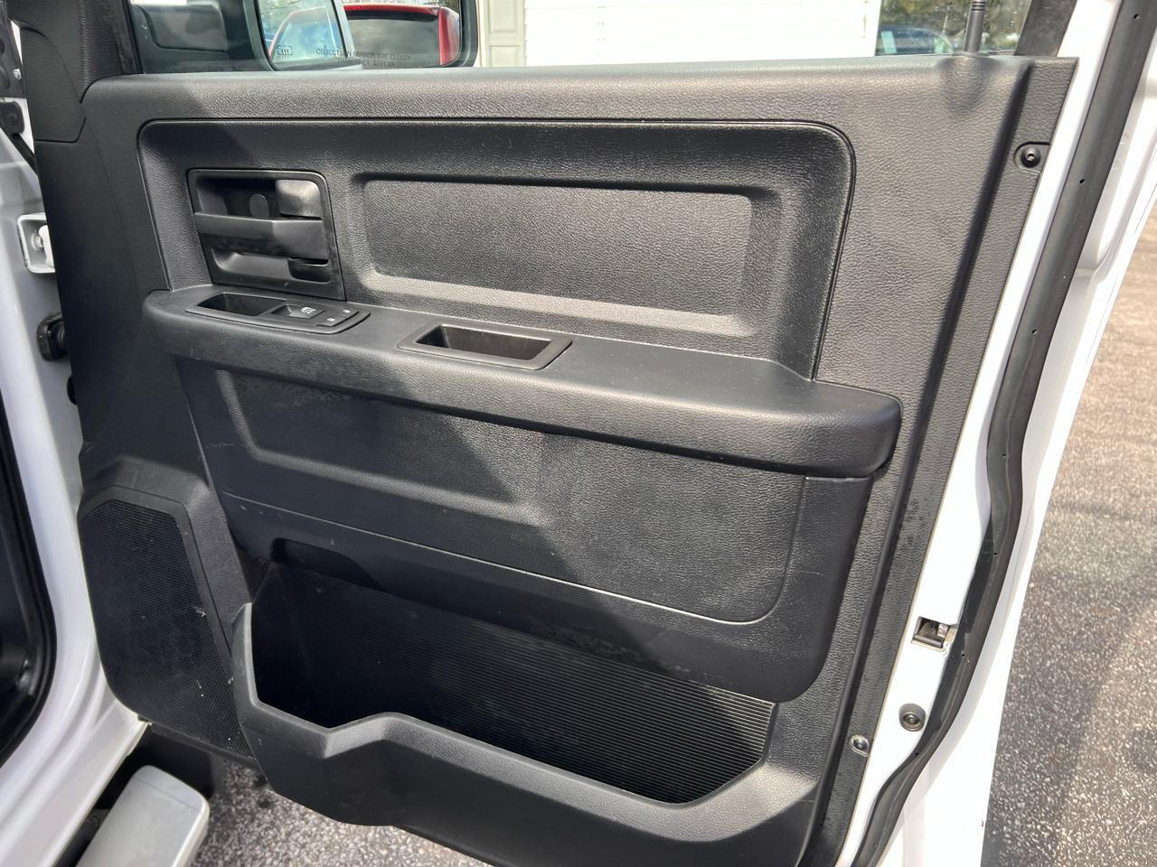 RAM 1500 4WD Crew Cab 140.5" Express 2015