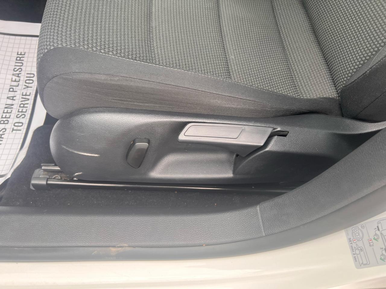 Volkswagen Jetta SportWagen 4dr Auto SE w/Sunroof PZEV 2013