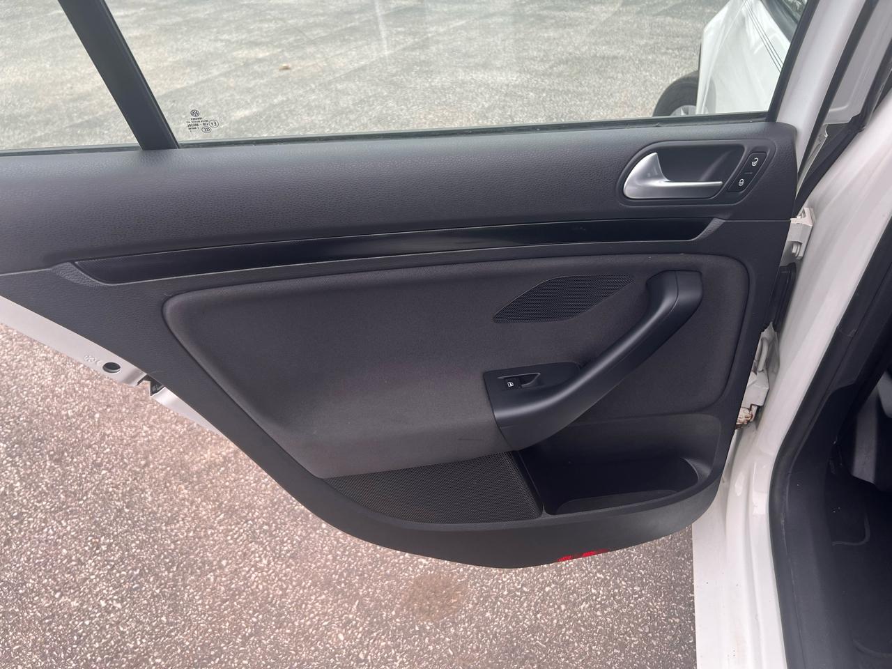 Volkswagen Jetta SportWagen 4dr Auto SE w/Sunroof PZEV 2013