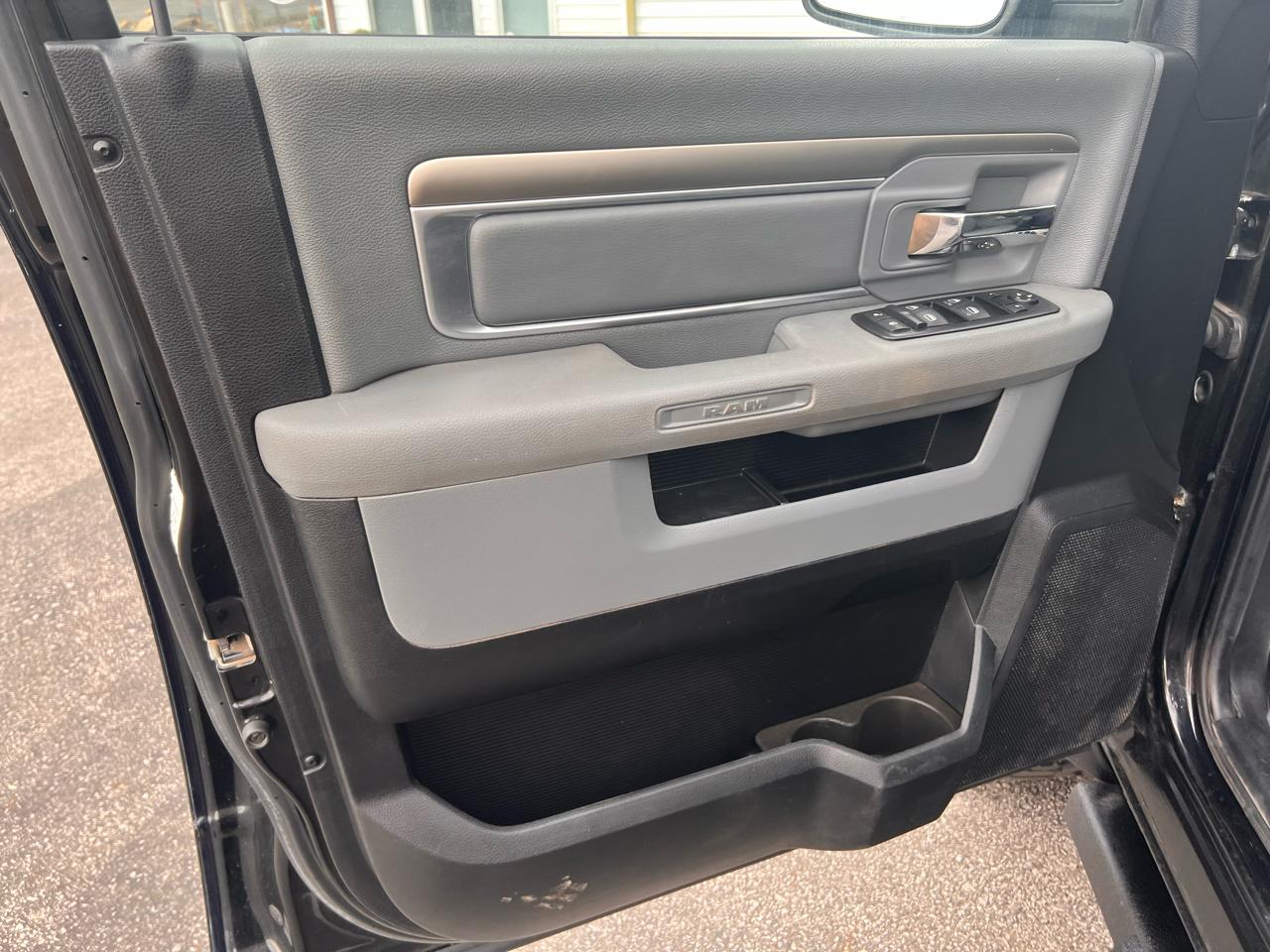 RAM 1500 4WD Crew Cab 140.5" SLT 2015