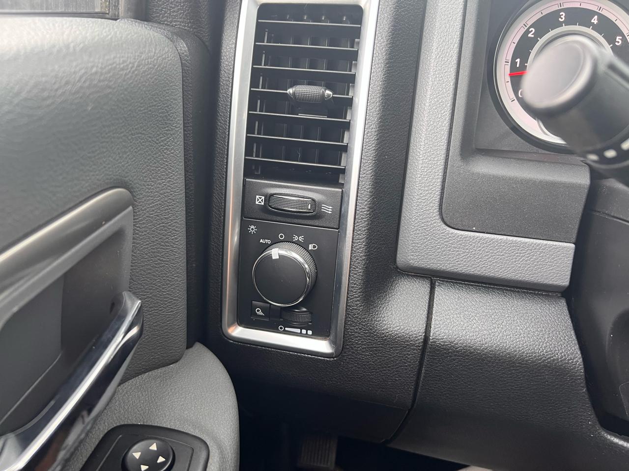 RAM 1500 4WD Crew Cab 140.5" SLT 2015