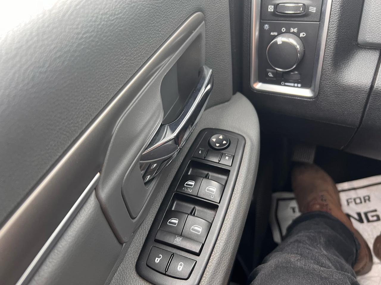 RAM 1500 4WD Crew Cab 140.5" SLT 2015