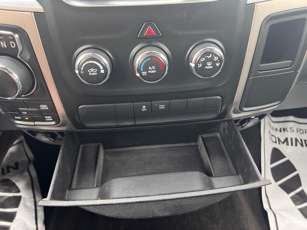 RAM 1500 4WD Crew Cab 140.5" SLT 2015