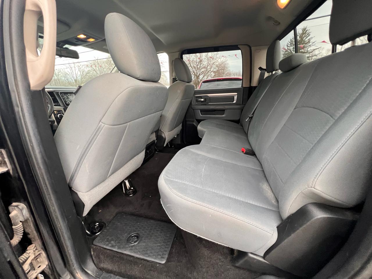 RAM 1500 4WD Crew Cab 140.5" SLT 2015