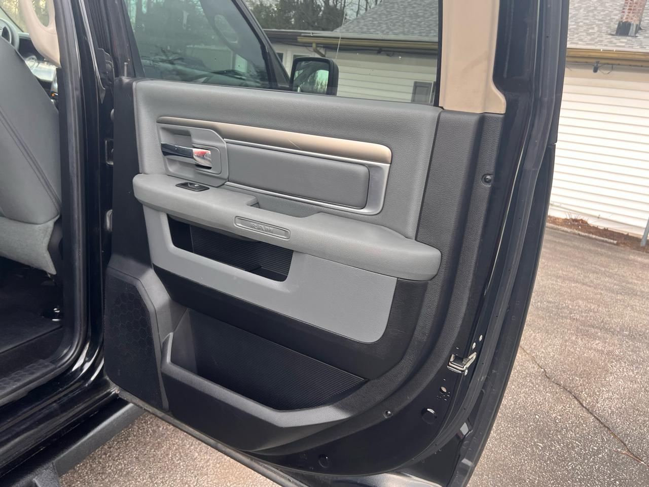 RAM 1500 4WD Crew Cab 140.5" SLT 2015