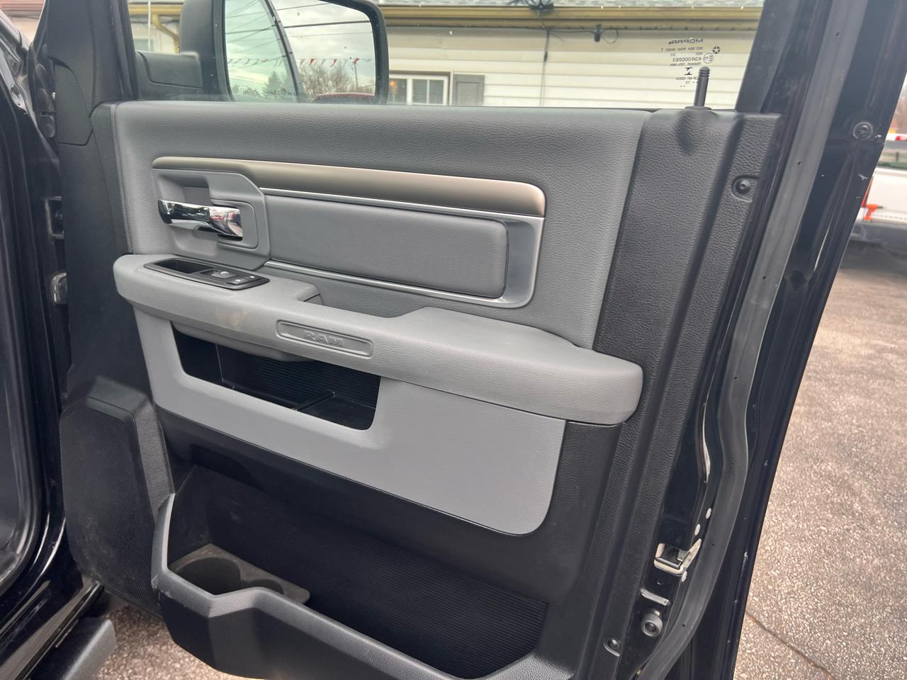 RAM 1500 4WD Crew Cab 140.5" SLT 2015