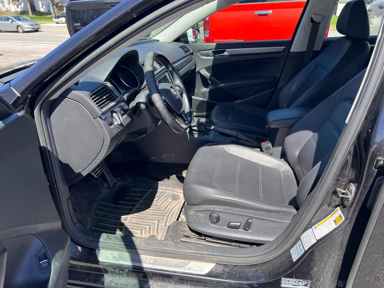 Volkswagen Passat R-Line w/Comfort Pkg Auto 2017