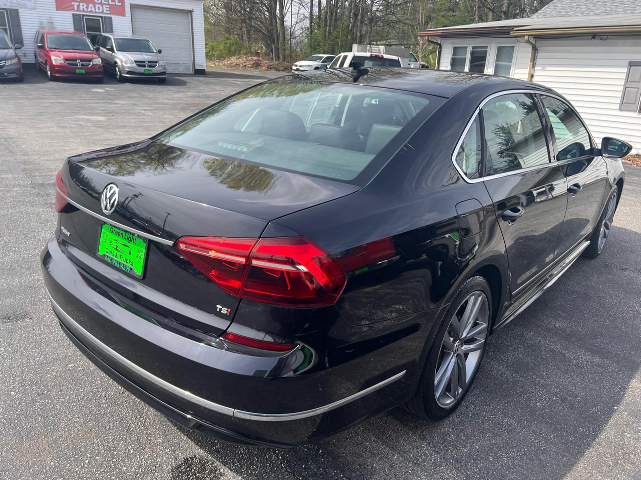 Volkswagen Passat R-Line w/Comfort Pkg Auto 2017