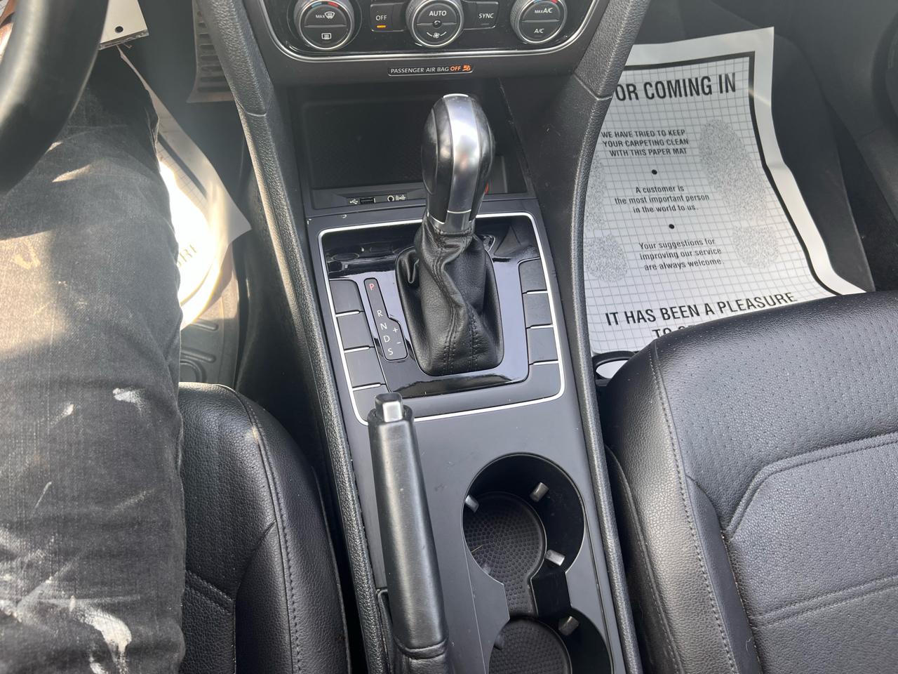 Volkswagen Passat R-Line w/Comfort Pkg Auto 2017