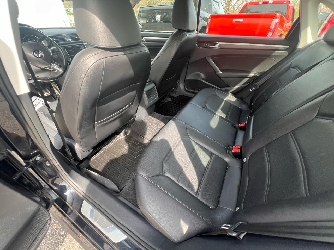 Volkswagen Passat R-Line w/Comfort Pkg Auto 2017