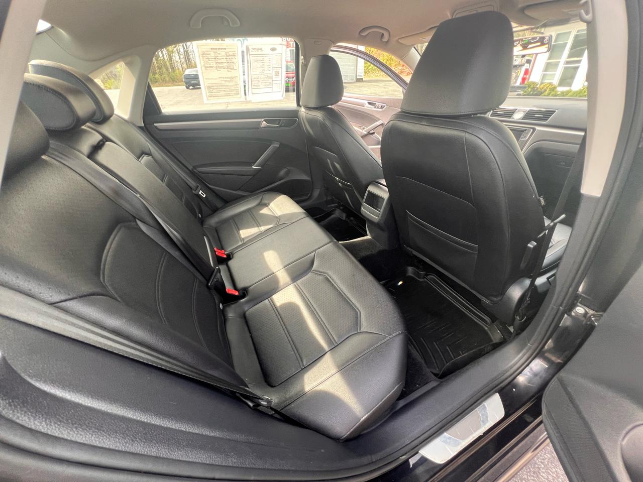 Volkswagen Passat R-Line w/Comfort Pkg Auto 2017