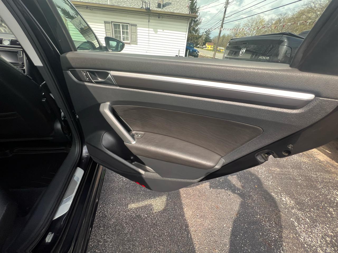 Volkswagen Passat R-Line w/Comfort Pkg Auto 2017