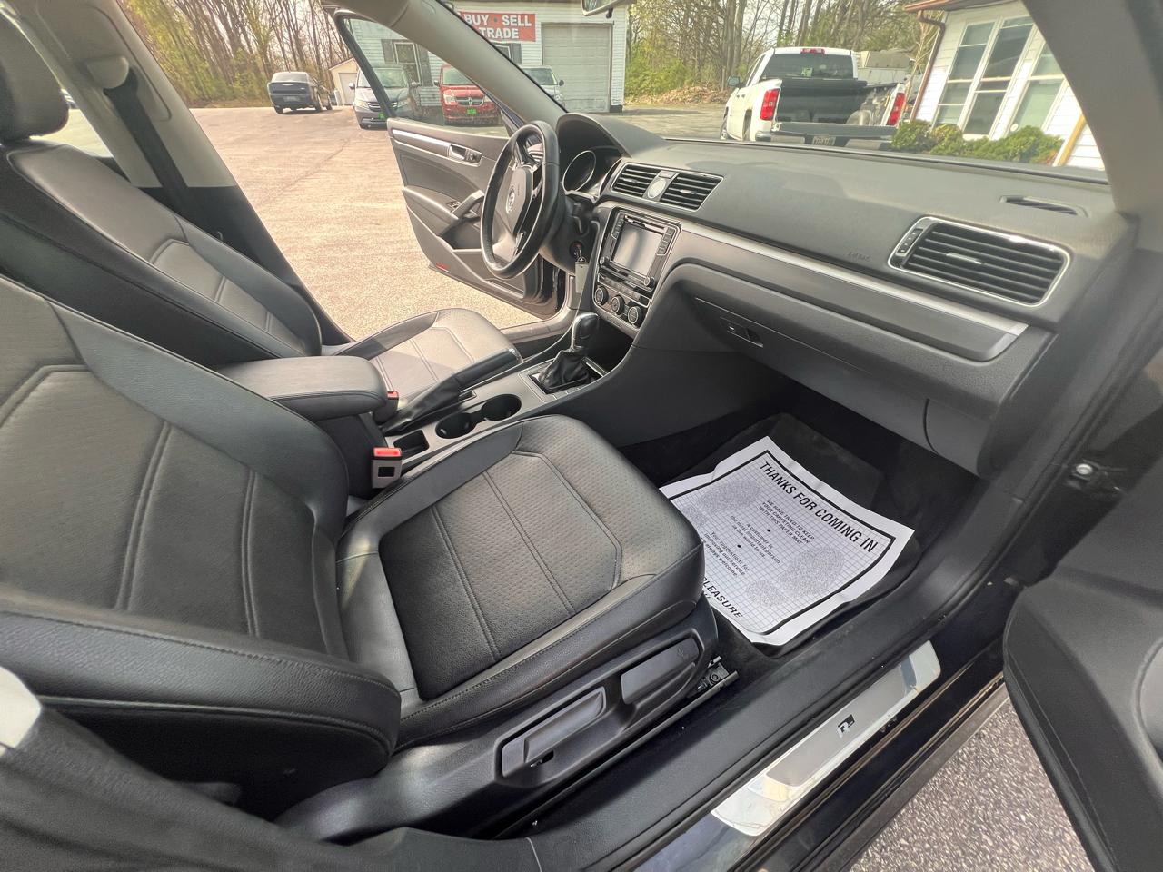 Volkswagen Passat R-Line w/Comfort Pkg Auto 2017