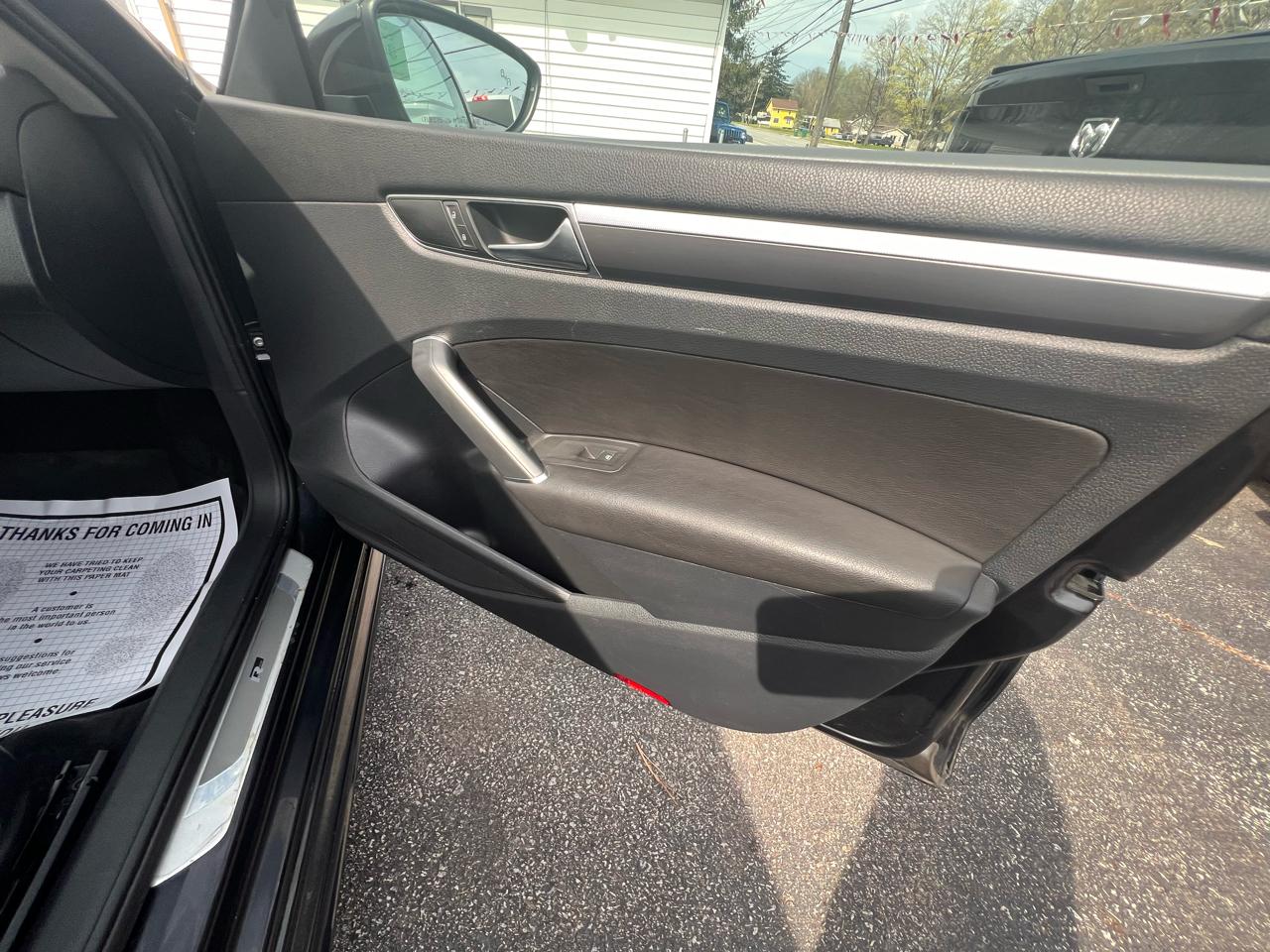 Volkswagen Passat R-Line w/Comfort Pkg Auto 2017