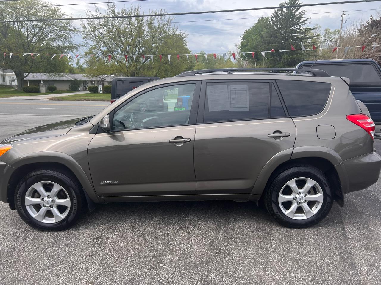 Toyota RAV4 4WD 4dr V6 5-Spd AT Ltd (Natl) 2011