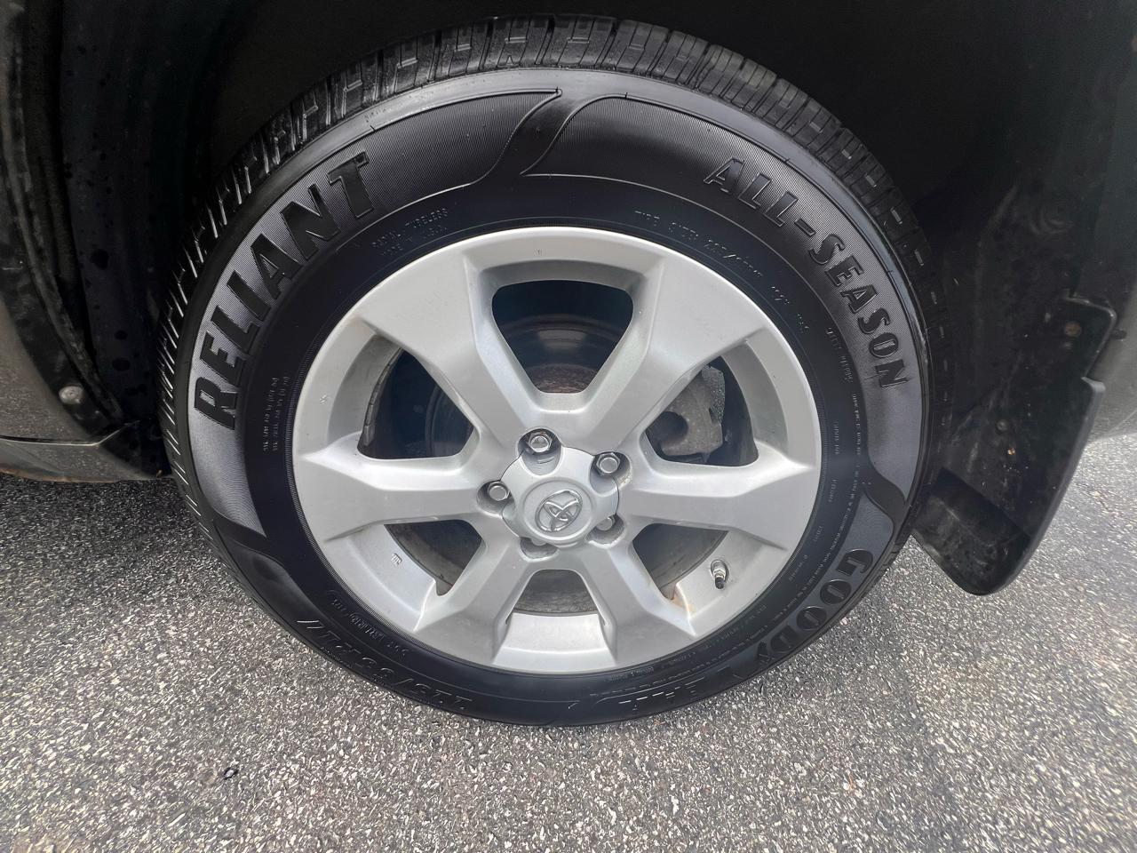 Toyota RAV4 4WD 4dr V6 5-Spd AT Ltd (Natl) 2011