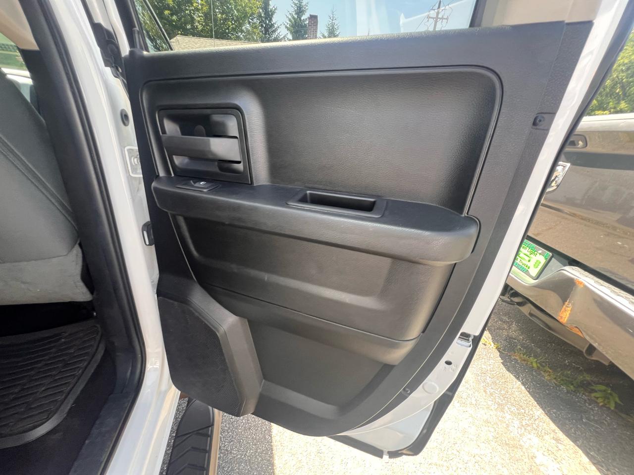 RAM 1500 4WD Quad Cab 140.5" Express 2015