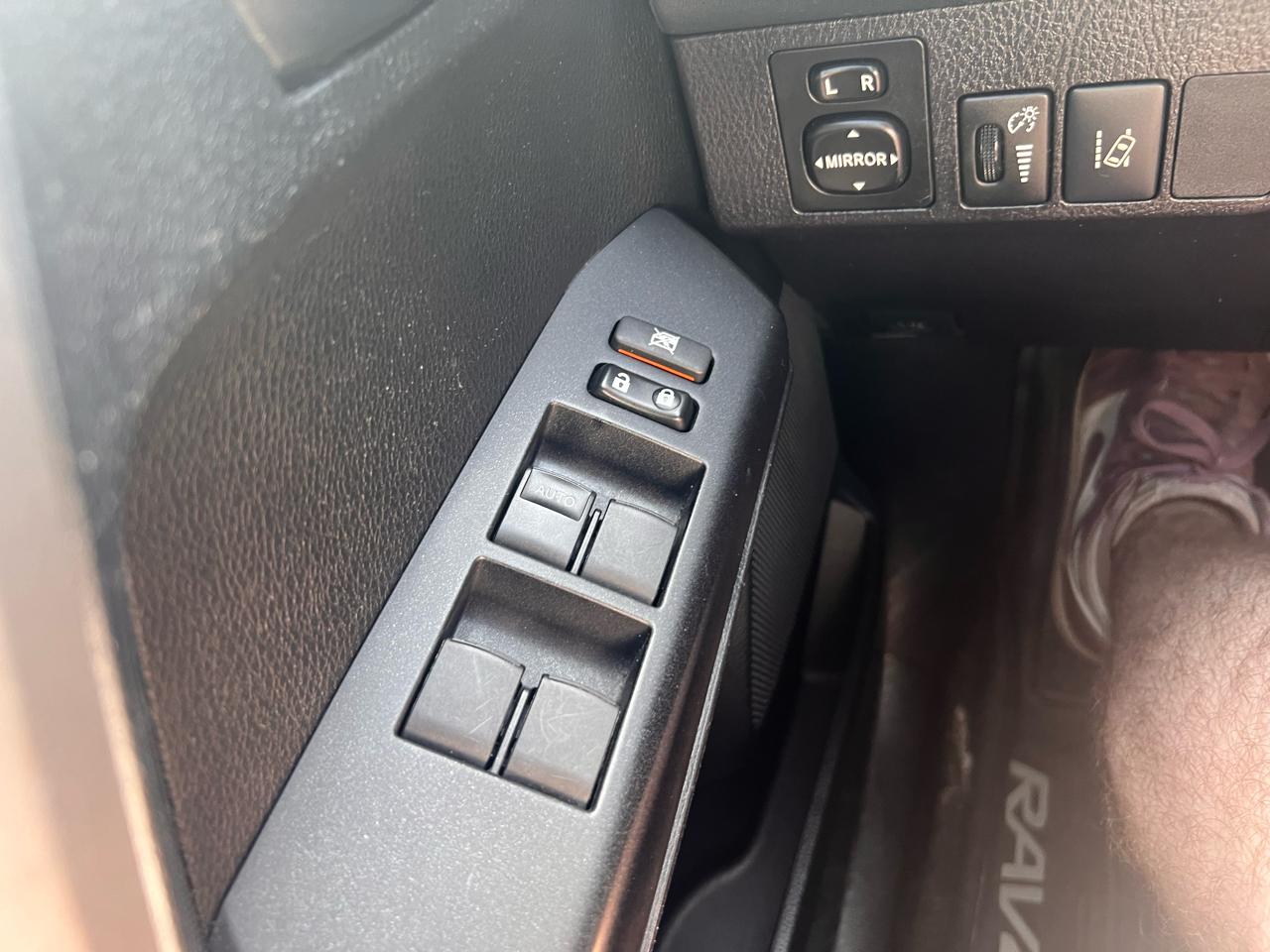 Toyota RAV4 LE AWD (Natl) 2017