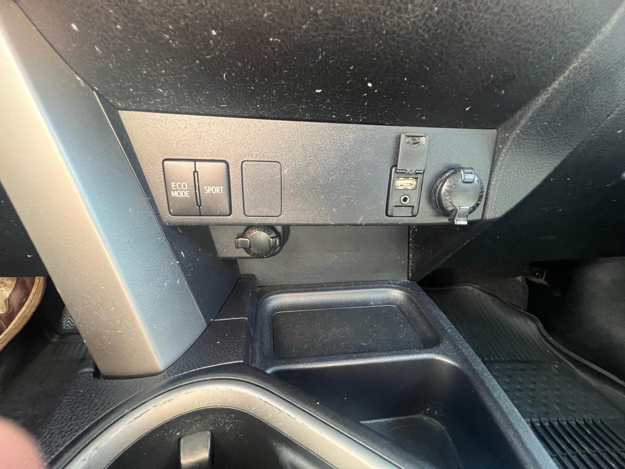 Toyota RAV4 LE AWD (Natl) 2017