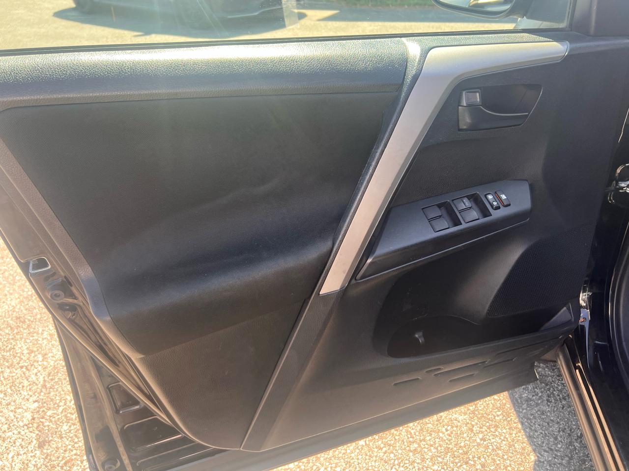 Toyota RAV4 LE AWD (Natl) 2017