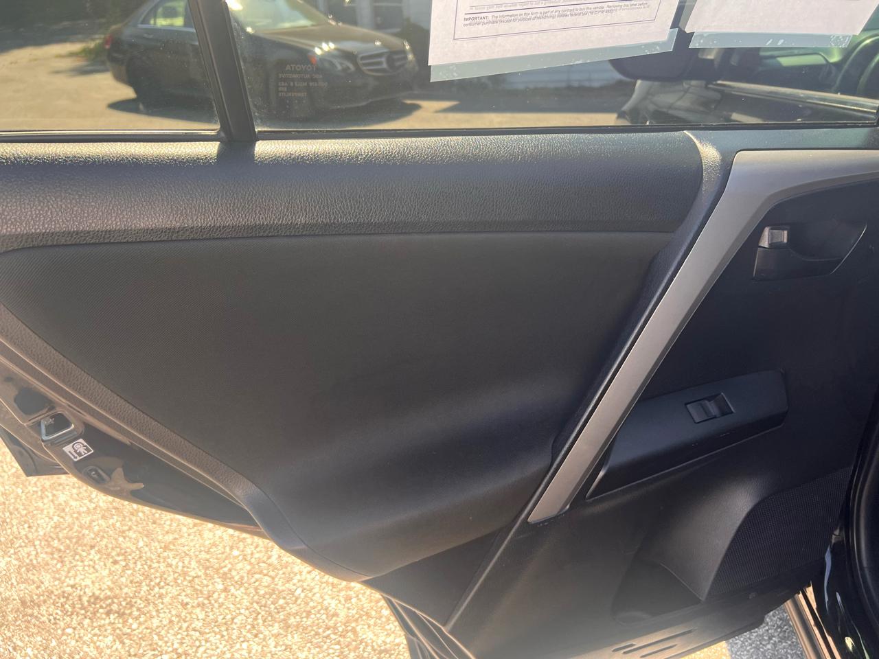 Toyota RAV4 LE AWD (Natl) 2017