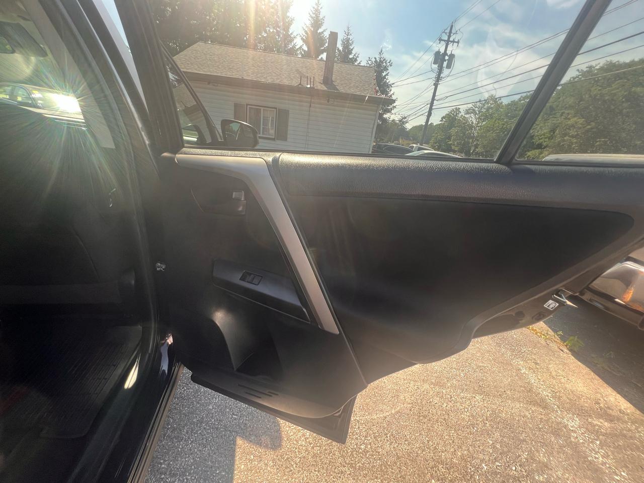 Toyota RAV4 LE AWD (Natl) 2017