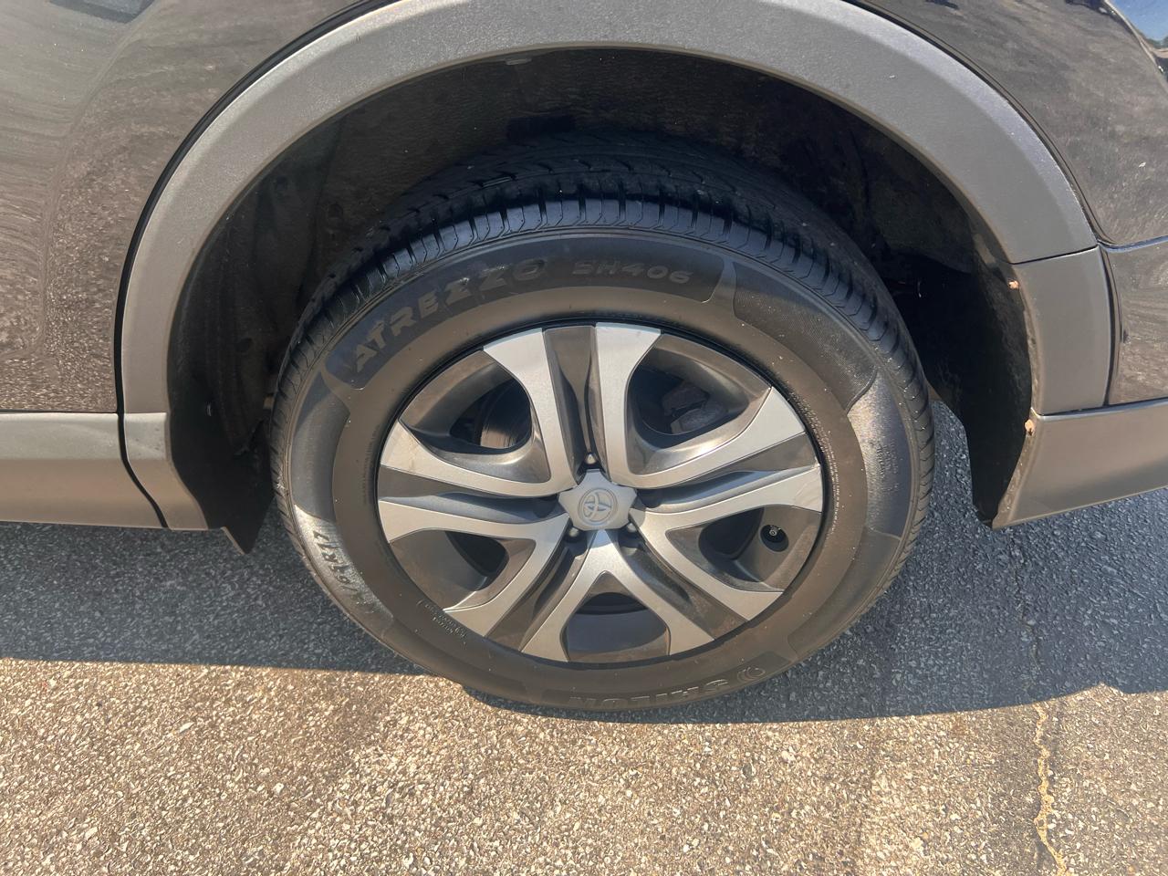 Toyota RAV4 LE AWD (Natl) 2017
