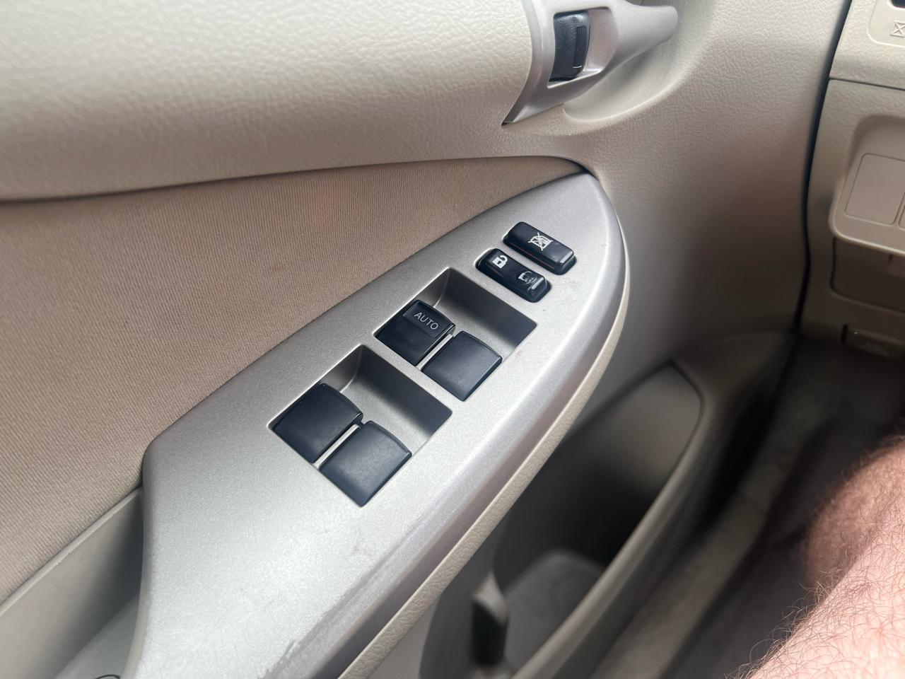 Toyota Corolla 4dr Sdn Man (Natl) 2010