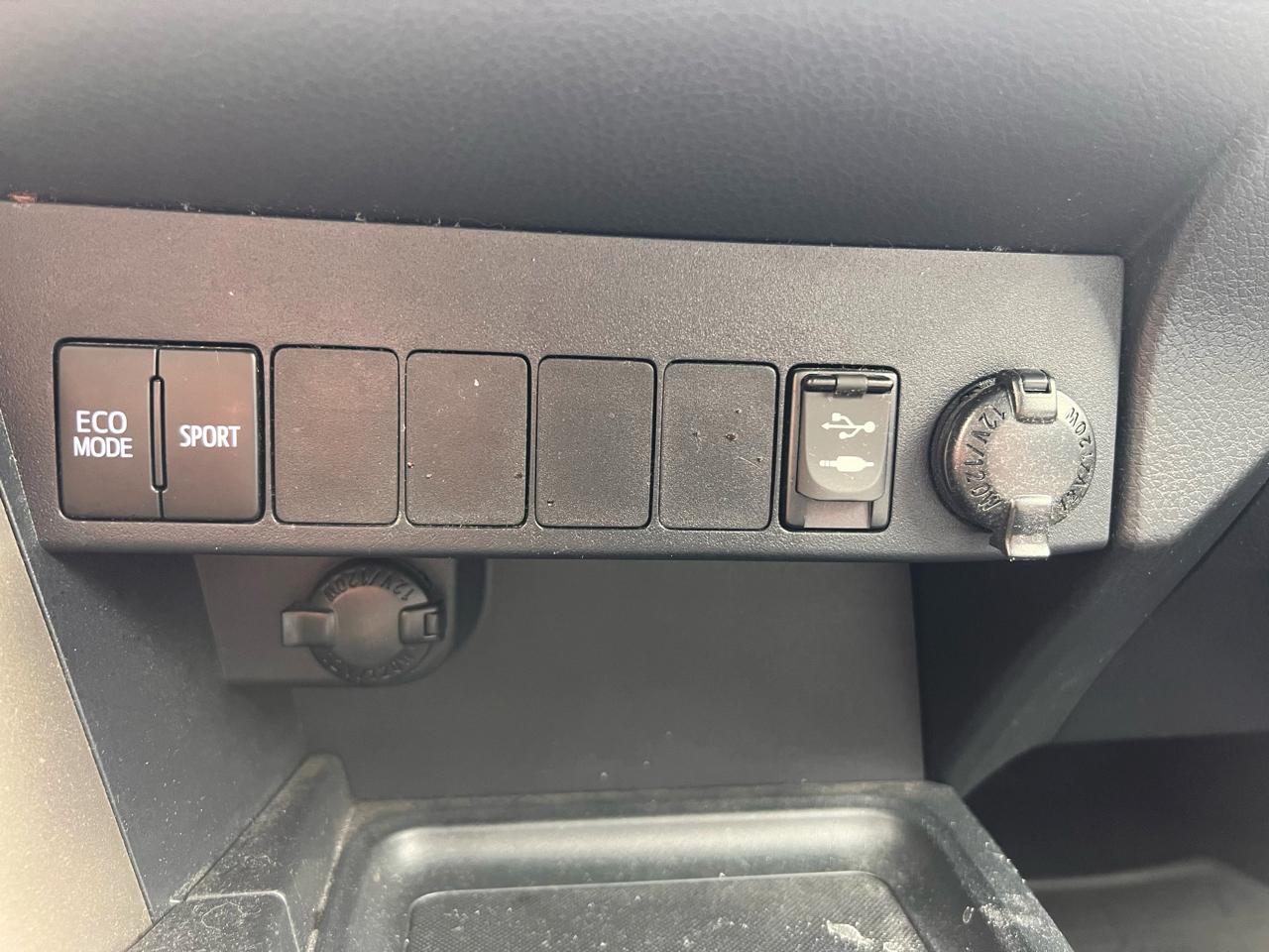Toyota RAV4 AWD 4dr XLE (Natl) 2015