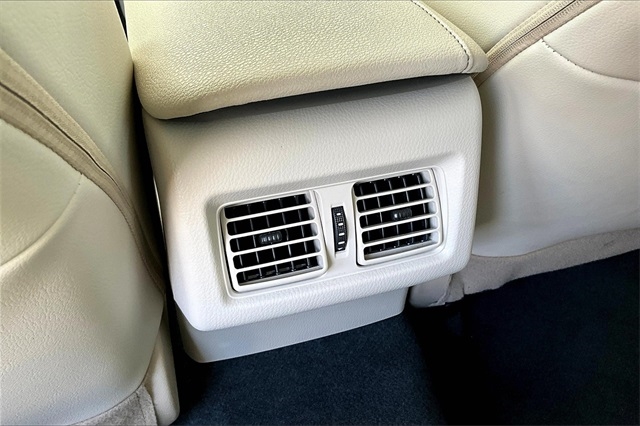 Toyota Camry Hybrid XLE CVT (Natl) 2022