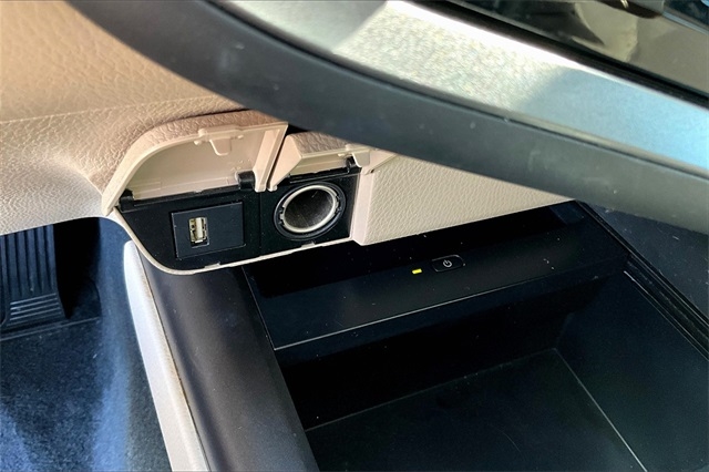 Toyota Camry Hybrid XLE CVT (Natl) 2022