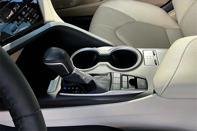 Toyota Camry Hybrid XLE CVT (Natl) 2022