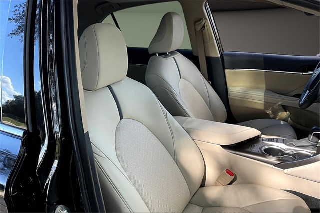 Toyota Camry Hybrid XLE CVT (Natl) 2022