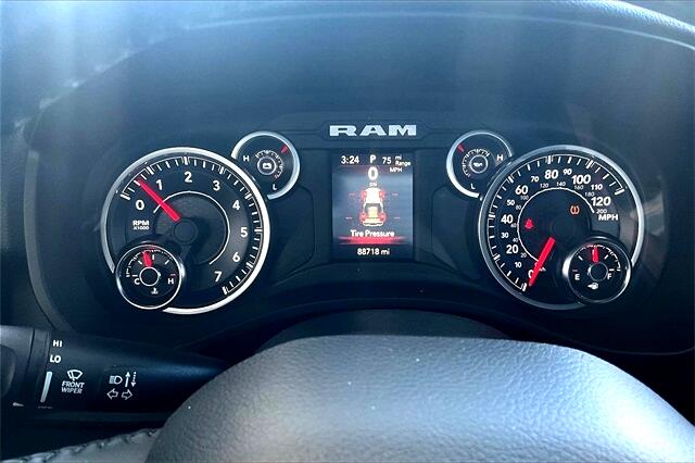 RAM 1500 Big Horn 4x4 Quad Cab 6'4" Box 2021