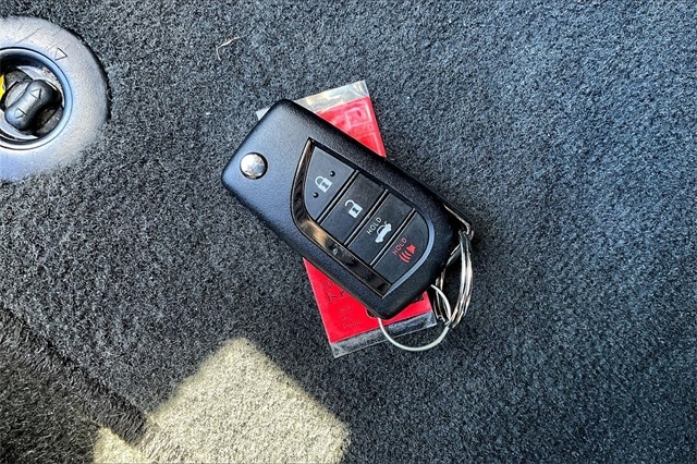 Toyota Corolla LE CVT (Natl) 2024