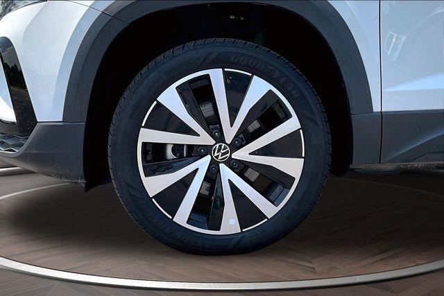 Volkswagen Taos SE FWD 2024