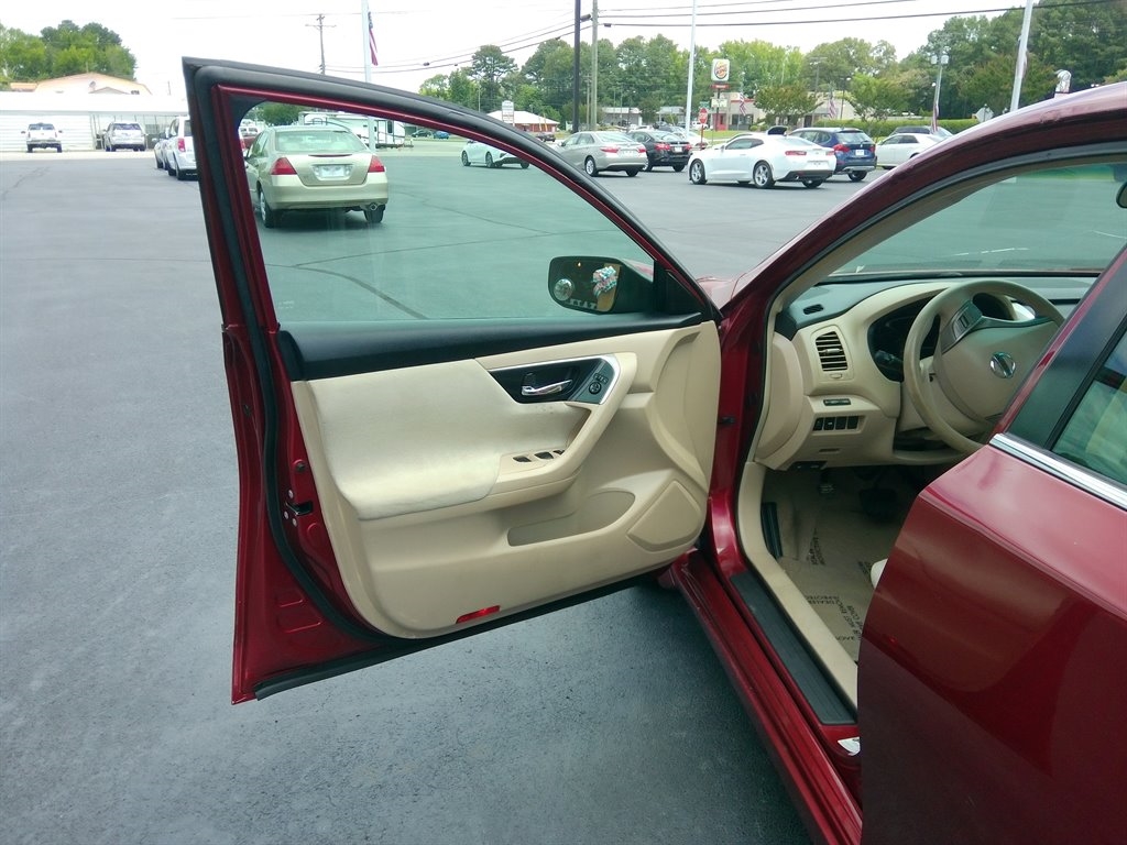 Nissan Altima 4dr Sdn I4 2.5 S 2013