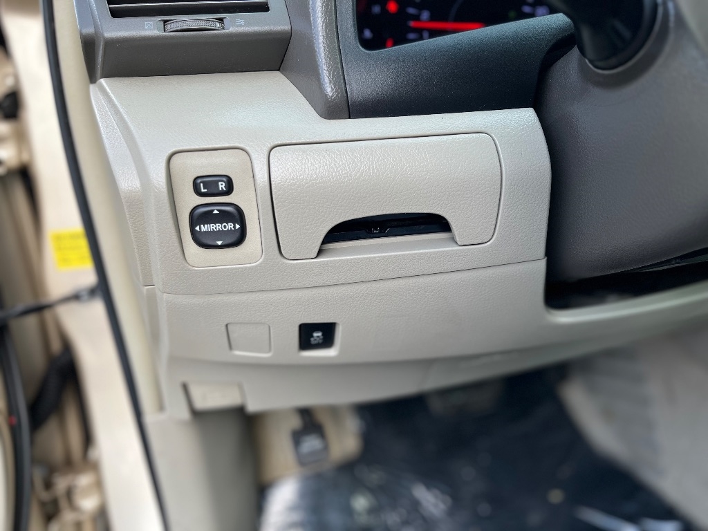 Toyota Camry 4dr Sdn I4 Man (Natl) 2010