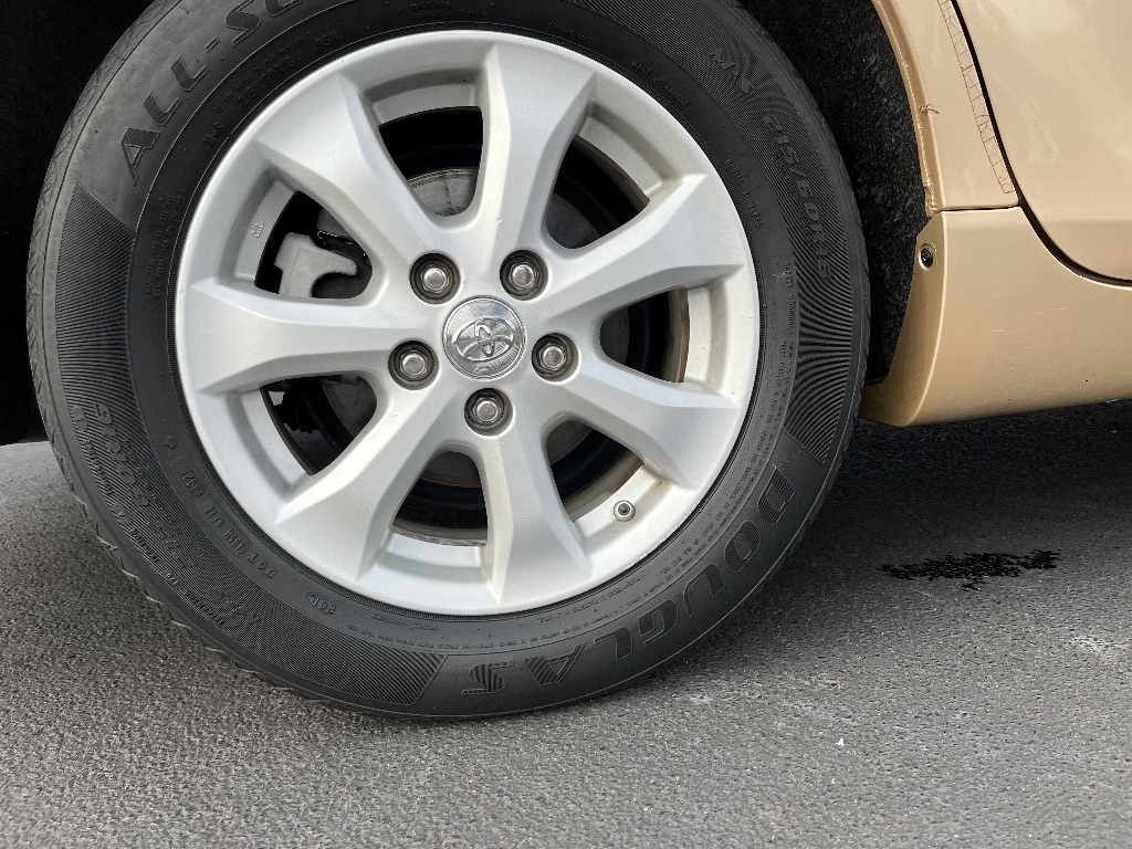 Toyota Camry 4dr Sdn I4 Man (Natl) 2010