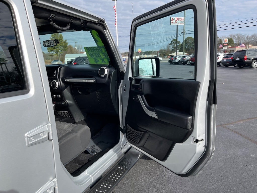 Jeep Wrangler Unlimited 4WD 4dr Sahara 2012