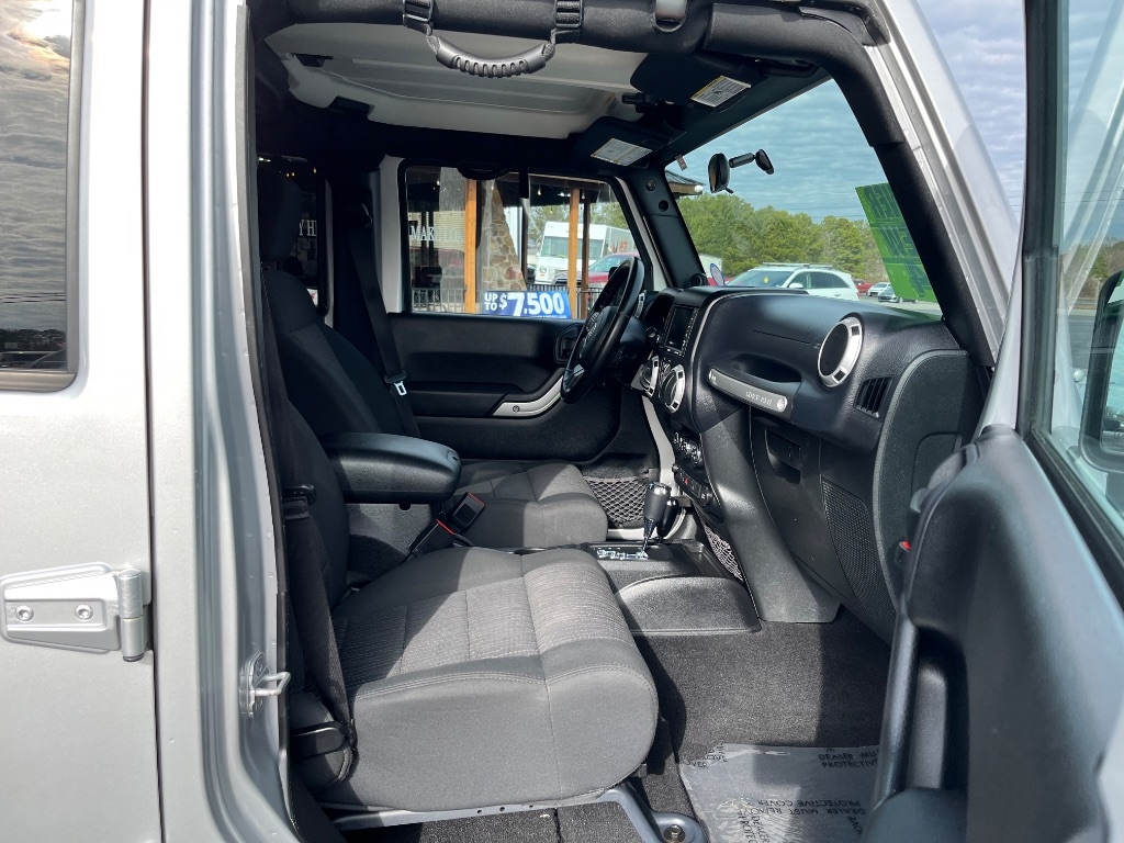 Jeep Wrangler Unlimited 4WD 4dr Sahara 2012