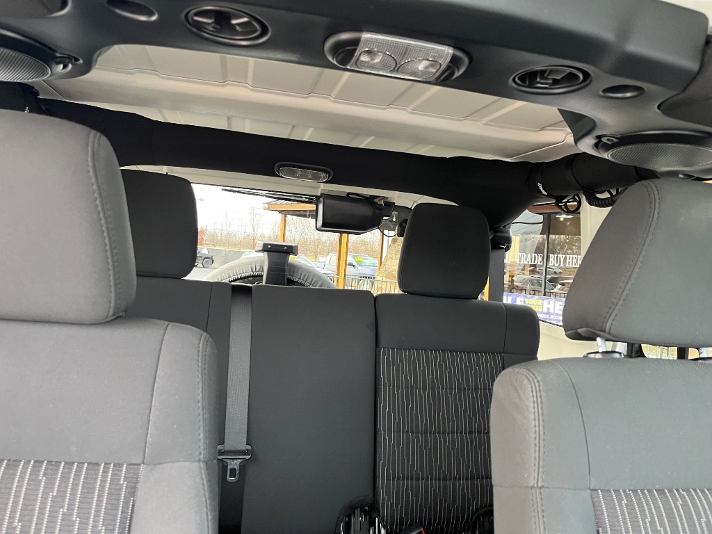 Jeep Wrangler Unlimited 4WD 4dr Sahara 2012