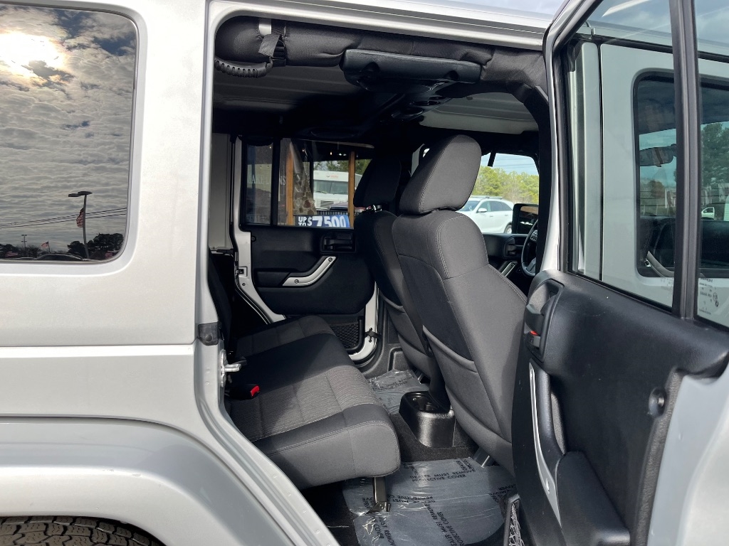 Jeep Wrangler Unlimited 4WD 4dr Sahara 2012